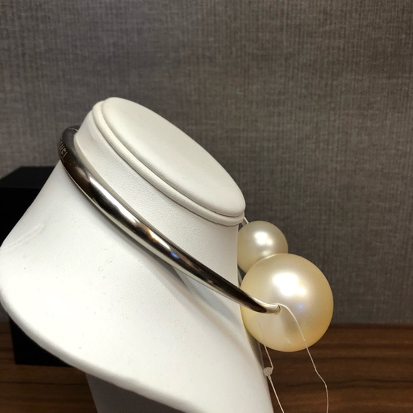 Chanel Runway Limited Edition Giant Pearls Choker - Picture 7 of 8